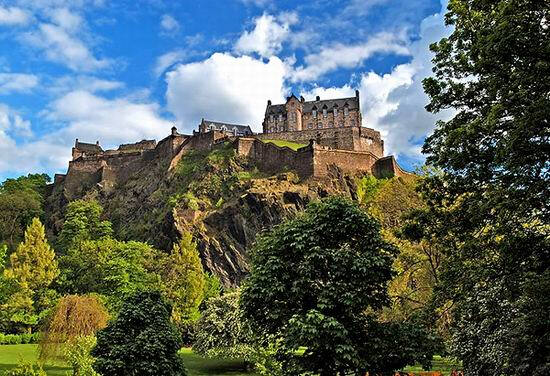 爱丁堡城堡（Edinburgh Castle）苏格兰风情的缩影。 位于爱丁堡市中心的一座海拔100多米的死火山岩顶上，地势险峻、气势磅礴，一面斜坡、三面悬崖，因此在市中心各个角落都能很明显地看到古堡。爱丁堡古堡是苏格兰的精神象征，它的建成时间比爱丁堡市区还早七个世纪。爱丁堡还曾是苏格兰的政治文化中心，因此它经历了苏格兰漫长历史斗争的痛苦和沧桑。