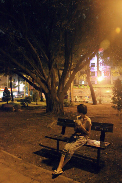 和媽媽在台灣高雄.應該是一個小公園吧.我們買了奶茶.走走停停