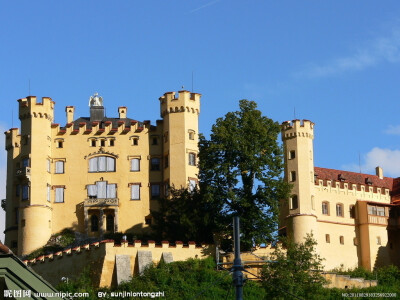 斯旺高古堡（Schwangau Castle）又称旧天鹅堡。 位于阿尔卑斯湖和天鹅湖之间的山峰上，与新天鹅堡遥遥相望。它是由一个12世纪古堡改建而成，改建后的古堡吸收了中世纪英国古堡的风格。古堡被森林及溪流等美景所环绕…