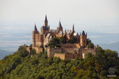 霍亨索伦城堡（Burg Hohenzollern）普鲁士王朝的辉煌见证。 坐落在施瓦本阿尔卑斯山系上的霍亨索伦堡气势磅礴，曾为普鲁士的霍亨索伦家族所拥有。德国南部最著名的两大城堡之一，与巴伐利亚州的新天鹅堡齐名于世。…