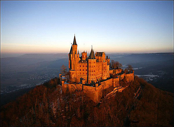 霍亨索伦城堡（Burg Hohenzollern）普鲁士王朝的辉煌见证。 坐落在施瓦本阿尔卑斯山系上的霍亨索伦堡气势磅礴，曾为普鲁士的霍亨索伦家族所拥有。德国南部最著名的两大城堡之一，与巴伐利亚州的新天鹅堡齐名于世。在德国之外，霍亨索伦城堡也位居欧洲五大和世界十大城堡之列。