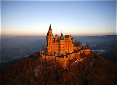 霍亨索伦城堡（Burg Hohenzollern）普鲁士王朝的辉煌见证。 坐落在施瓦本阿尔卑斯山系上的霍亨索伦堡气势磅礴，曾为普鲁士的霍亨索伦家族所拥有。德国南部最著名的两大城堡之一，与巴伐利亚州的新天鹅堡齐名于世。…