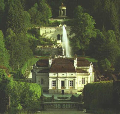 林德霍夫堡（Linderhof Castle）纯正的国王古堡。 位于阿梅尔山区人烟稀少的山谷中，是路德维希二世在1869~1879年间建成的。林德霍夫堡虽然比新天鹅堡见得晚，但它是唯一一座路德维希二世在世时完工且经常居住的宫殿…