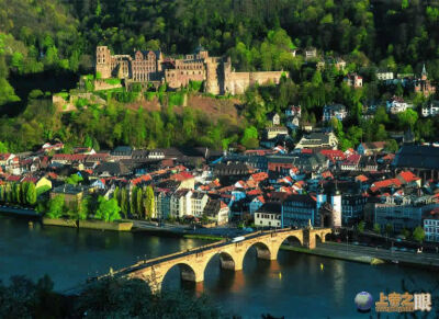 海德堡城堡（Heidelberg Castle）不老的古堡之花。 建于13世紀，坐落在內(nèi)卡河畔樹木茂密的國王寶座山頂，是海德堡的標志。這里名勝古跡眾多，歷史上曾經(jīng)過幾次擴建，形成了今天的哥特式、文藝復興及巴洛克式三種風格…