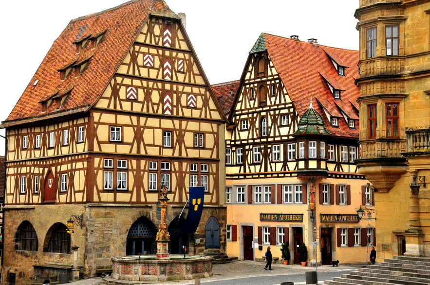 罗腾堡（Rothenburg） 坐落在一块沿海岸高燥地上，同时也位于三条河流-维默河，维道和和罗道河交汇的低地上，就近吕讷堡草原 。罗腾堡周围有大片的森林，原始沼泽和大小布伦湖。罗腾堡1195年作为凡尔登主教鲁道夫的国都建立。是德国巴伐利亚最出名的小镇，有“中世纪遗留下的五彩珍珠。”的美称。现在的罗滕堡是德国旅游的热门项目，是德国最受欢迎的旅游线路——浪漫之路、古堡之路的一个非常重要的旅游景点。