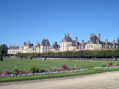枫丹白露宫（fontainebleau）法国最豪华的宫殿古堡。 位于巴黎东南65公里处，风景优美。气候宜人，有金碧辉煌的宫苑和大片苍翠的森林，人们称它为建筑之花、森林宫殿，与凡尔赛宫并列为巴黎市郊两大观光胜地。枫丹白…