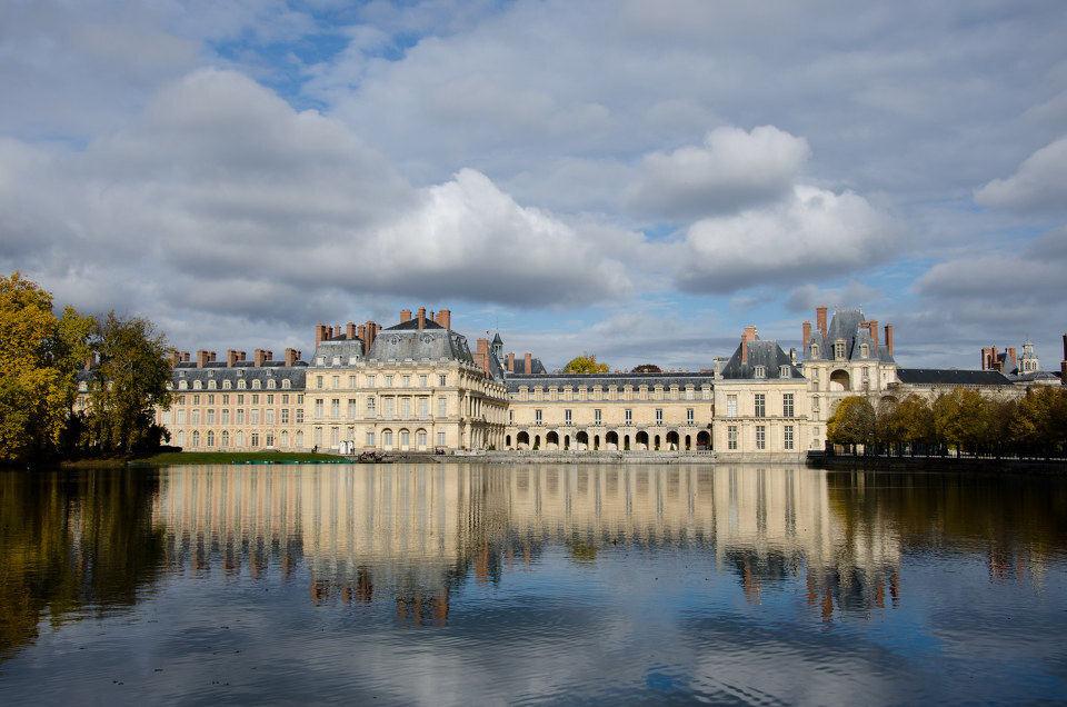 枫丹白露宫（fontainebleau）法国最豪华的宫殿古堡。 位于巴黎东南65公里处，风景优美。气候宜人，有金碧辉煌的宫苑和大片苍翠的森林，人们称它为建筑之花、森林宫殿，与凡尔赛宫并列为巴黎市郊两大观光胜地。枫丹白露意味“蓝色美泉”，因此处有一眼八角小泉而得名。