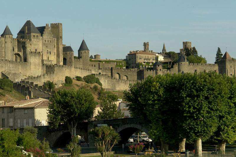 卡尔卡松古堡（Carcassonne Castle） 位于法国南部重要工业城市图卢兹到地中海沿岸的途中。虽然它地处偏僻，远离尘世，但古堡外却总是车水马龙，有人络绎不绝。它是欧洲现存最大、保存最完整的古堡之一，1997年被联合国教科文组织列入《世界文化遗产名录》。