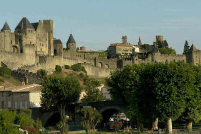 卡尔卡松古堡（Carcassonne Castle） 位于法国南部重要工业城市图卢兹到地中海沿岸的途中。虽然它地处偏僻，远离尘世，但古堡外却总是车水马龙，有人络绎不绝。它是欧洲现存最大、保存最完整的古堡之一，1997年被联…