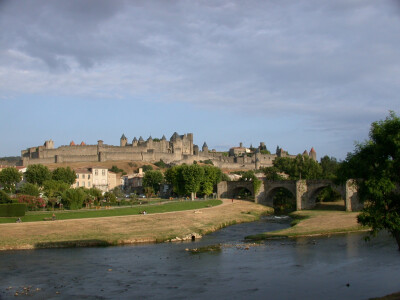 卡尔卡松古堡（Carcassonne Castle） 位于法国南部重要工业城市图卢兹到地中海沿岸的途中。虽然它地处偏僻，远离尘世，但古堡外却总是车水马龙，有人络绎不绝。它是欧洲现存最大、保存最完整的古堡之一，1997年被联…
