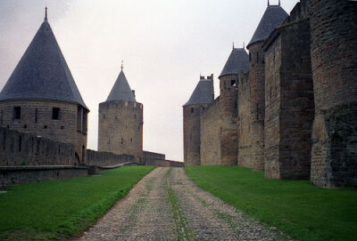 卡尔卡松古堡（Carcassonne Castle） 位于法国南部重要工业城市图卢兹到地中海沿岸的途中。虽然它地处偏僻，远离尘世，但古堡外却总是车水马龙，有人络绎不绝。它是欧洲现存最大、保存最完整的古堡之一，1997年被联…