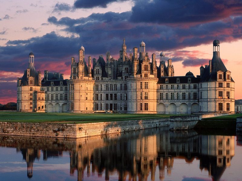 香波城堡（Chateau de Chambord）卢瓦尔河谷中最宏伟的古堡。 它已经有500多年的历史，附近的居民常喜欢把它和阴柔的舍伊索堡封为法国古堡里的一王一后。香波堡所处地域是法国贵族生活气息最浓重的地区，这里森林遍地，盛产葡萄酒。法国历代的国王、贵族在此地建造了一座又一座狩猎宫殿，甚至还不时举朝迁移至此，可见这里非同一般的环境。