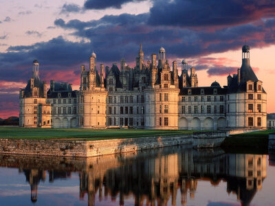 香波城堡（Chateau de Chambord）卢瓦尔河谷中最宏伟的古堡。 它已经有500多年的历史，附近的居民常喜欢把它和阴柔的舍伊索堡封为法国古堡里的一王一后。香波堡所处地域是法国贵族生活气息最浓重的地区，这里森林遍…