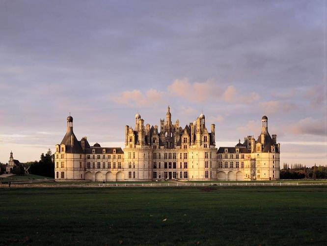 香波城堡（Chateau de Chambord）卢瓦尔河谷中最宏伟的古堡。 它已经有500多年的历史，附近的居民常喜欢把它和阴柔的舍伊索堡封为法国古堡里的一王一后。香波堡所处地域是法国贵族生活气息最浓重的地区，这里森林遍地，盛产葡萄酒。法国历代的国王、贵族在此地建造了一座又一座狩猎宫殿，甚至还不时举朝迁移至此，可见这里非同一般的环境。