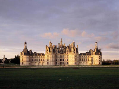 香波城堡（Chateau de Chambord）卢瓦尔河谷中最宏伟的古堡。 它已经有500多年的历史，附近的居民常喜欢把它和阴柔的舍伊索堡封为法国古堡里的一王一后。香波堡所处地域是法国贵族生活气息最浓重的地区，这里森林遍…