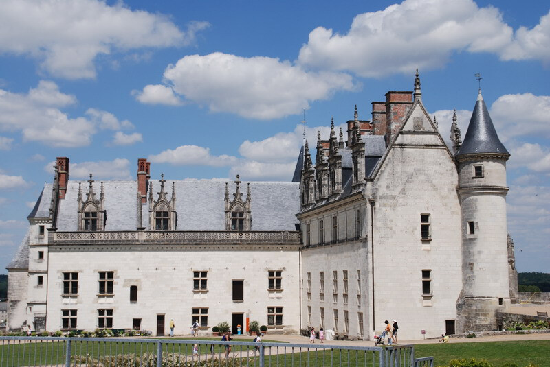 昂布瓦斯城堡（ch&acirc;teau d’Amboise） 是文艺复兴时期（十五至十六世纪）在卢瓦尔河谷地区为法国国王们建造的最负盛名的城堡之一。 昂布瓦斯城堡（ch&acirc;teau d’Amboise）保留了那个时期一种罕见的雅致和摆设奢华家具的建筑风格。这一建筑风格见证了瓦卢瓦王朝（Valois法国王朝1328-1589, 在王朝中期法国基本完成统一）宫廷文化光芒的盛况和生机，而且有众多杰出的意大利艺术家在瓦卢瓦王朝时期移居到法国，在他们当中，最著名的是莱奥纳多·达·芬奇，他在这里陪伴着法国国王弗朗索瓦一世（Fran&ccedil;ois Ier法国文艺复兴时期的君主）度过生命中