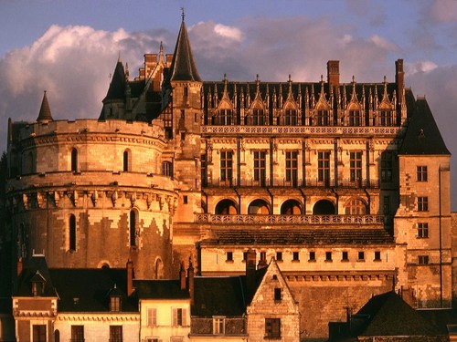 昂布瓦斯城堡（ch&acirc;teau d’Amboise） 是文艺复兴时期（十五至十六世纪）在卢瓦尔河谷地区为法国国王们建造的最负盛名的城堡之一。 昂布瓦斯城堡（ch&acirc;teau d’Amboise）保留了那个时期一种罕见的雅致和摆设奢华家具的建筑风格。这一建筑风格见证了瓦卢瓦王朝（Valois法国王朝1328-1589, 在王朝中期法国基本完成统一）宫廷文化光芒的盛况和生机，而且有众多杰出的意大利艺术家在瓦卢瓦王朝时期移居到法国，在他们当中，最著名的是莱奥纳多·达·芬奇，他在这里陪伴着法国国王弗朗索瓦一世（Fran&ccedil;ois Ier法国文艺复兴时期的君主）度过生命中
