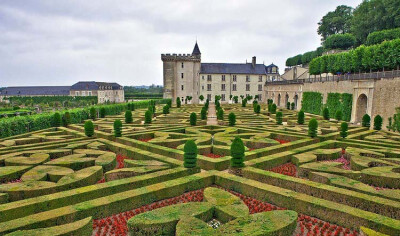 维朗德里城堡（Villandry Castle） 建于1536年前后，是文艺复兴时期修建于卢瓦尔河两岸的最后一个著名的古堡。质朴和谐、典雅精致的外观充分体现出16世纪的建筑风格。维朗德里城堡是有弗朗瓦所一世的财务大臣监督管…