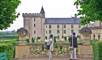 维朗德里城堡（Villandry Castle） 建于1536年前后，是文艺复兴时期修建于卢瓦尔河两岸的最后一个著名的古堡。质朴和谐、典雅精致的外观充分体现出16世纪的建筑风格。维朗德里城堡是有弗朗瓦所一世的财务大臣监督管…