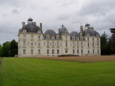 雪瓦尼古堡（Cheverny Castle）《丁丁历险记》中“船长”居住的古堡。 在卢瓦尔河谷众多古堡中，雪瓦尼古堡毫无疑问是家居最富丽堂皇的。它的装潢和家居精致华美，处处独具匠心。灰蓝色的屋顶、粉白色的外墙和完美对…