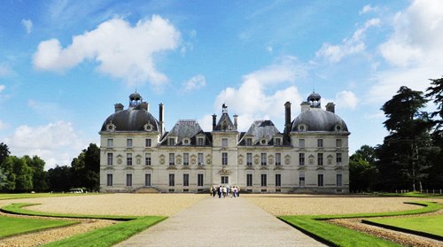 雪瓦尼古堡（Cheverny Castle）《丁丁历险记》中“船长”居住的古堡。 在卢瓦尔河谷众多古堡中，雪瓦尼古堡毫无疑问是家居最富丽堂皇的。它的装潢和家居精致华美，处处独具匠心。灰蓝色的屋顶、粉白色的外墙和完美对称的建筑造型体现了17世纪的古典风格。