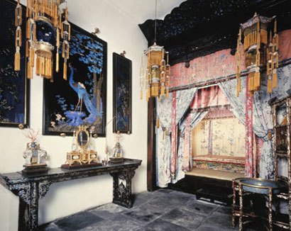 储秀宫西稍间是慈禧的寝室，内有慈禧的寝床。