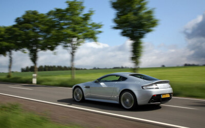 astonmartin_v12_vantage-020.jpg