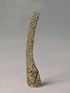 慈禧是有名的“奢侈太后”。以下这些描金绣凤的慈禧日常用品，得以让我们对那奢侈的西宫太后生活窥见一斑。而且我们也可以看到，慈禧的生活用品精美绝伦，而且她的甲套看得出设计师的技艺，也体现铸造的工匠高超手法…