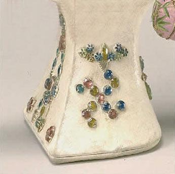 慈禧是有名的“奢侈太后”。以下这些描金绣凤的慈禧日常用品，得以让我们对那奢侈的西宫太后生活窥见一斑。而且我们也可以看到，慈禧的生活用品精美绝伦，而且她的甲套看得出设计师的技艺，也体现铸造的工匠高超手法。