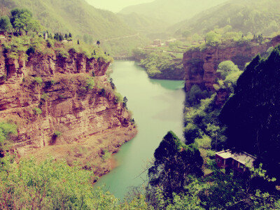 青山绿水,我喜欢太行山的风景.