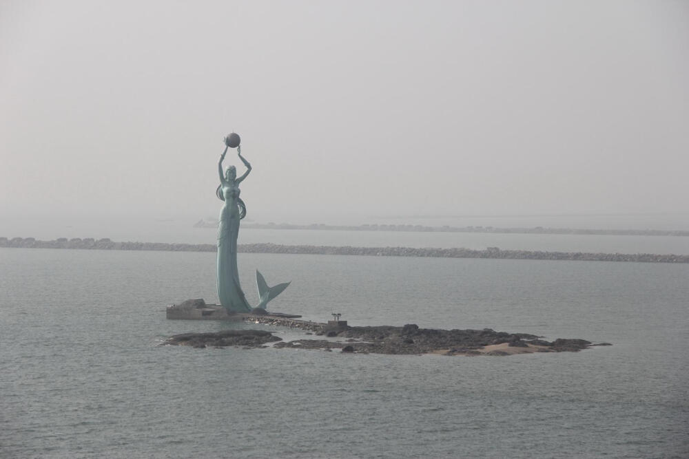 {山海广场}鲅鱼公主特写，屹立在海中央，很是壮观