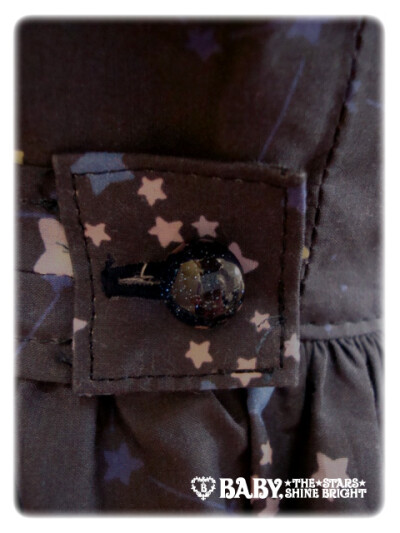 细节，就连纽扣也是星空的感觉