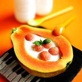 【木瓜炖奶酪】1.木瓜剖半，取出果肉，放入果汁机打成碎小块；2.鲜奶煮到刚好沸腾，加入冰糖一同煮至溶化，放凉备用；3.蛋白打匀，加入牛奶和醋，轻轻搅拌均匀后，用滤网过筛，装入小碗中，盖上保鲜膜，大火隔水蒸约30分钟即成奶酪；4.食用时将木瓜泥淋于奶酪上，也可加些蜂蜜