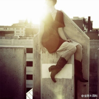 有些事情，要等到你渐渐清醒了，才明白它是个错误；有些东西，要等到你真正放下了，才知道它的沉重。——时间会告诉你一切真相