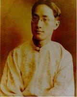 金岳霖（1895-1984）中国哲学家、逻辑学家。字龙荪，浙江诸暨人士，生于湖南长沙。从事哲学和逻辑学的教学、研究和组织领导工作，是最早把现代逻辑系统地介绍到中国来的逻辑学家之一。把西方哲学与中国哲学相结合，建立了独特的哲学体系。培养了一大批有较高素养的哲学和逻辑学专门人才。现设立有金岳霖学术基金会。