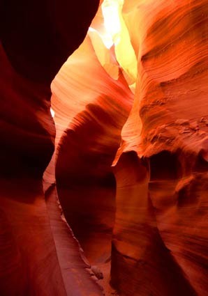 下羚羊峡谷(Lower Antelope Canyon），亚利桑那州 位于亚利桑那州南部鲍威尔湖边上的下羚羊峡谷是由风沙和湖水雕琢沙岩而形成的一种很抽象的形状。从上面看，峡谷和亚利桑那其他峡谷没有任何区别，但是从底部看，你会觉得自己深处一件很精美的艺术品中。峡谷的有些地方很狭窄，只允许一人通过。