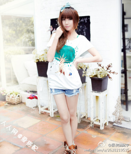 爱上自由，爱上清新.简约宽松蝙蝠袖设计轻松打造休闲慵懒的感觉。甜美清新的大树印花，活泼有生机。赠送的绿色小背心贴心温暖。值得拥有的t值得拥有的自由自在 http://t.cn/zO9Hn6s