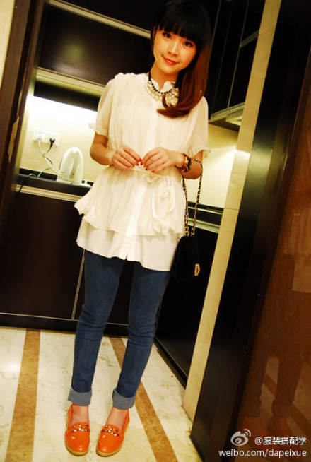 012新款时尚夏装搭配，双层的雪纺衫哦，百褶的款式，很显瘦的呢！泡泡袖的设计比较可爱哦，鲜美鲜美滴。@服装搭配学 淘地址：http://t.cn/zONSHfs