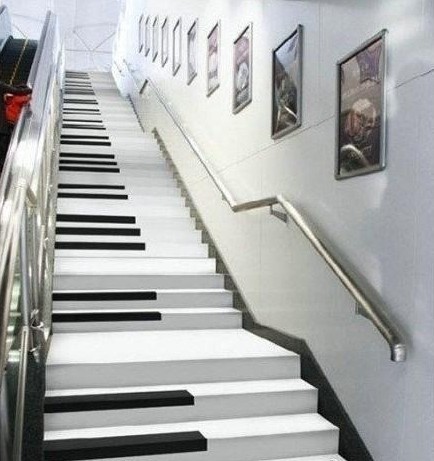 南京地铁二号线惊艳的钢琴楼梯,边走边弹