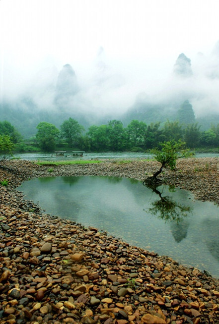 雨后的漓江山水薄雾环绕，烟雾飘渺，如诗如画。