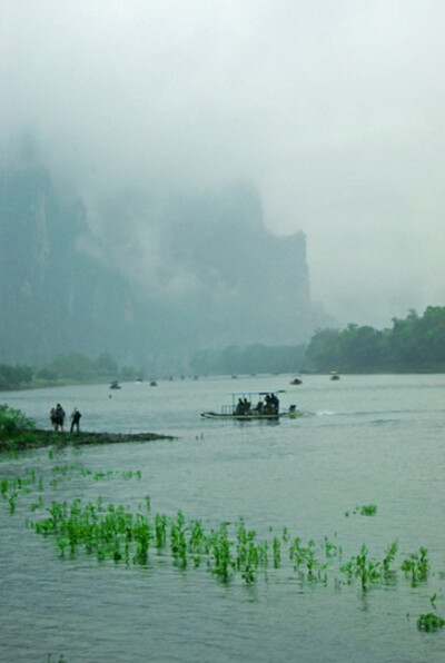 雨中的桂林山水最有灵气了。 坐在竹筏，置身于漓江之上，两岸的山水风景尽收眼底