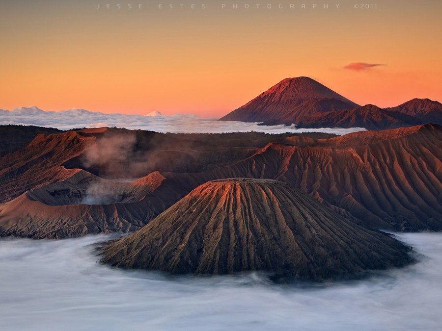 印尼婆羅摩火山是一座活火山，上一次噴發發生於2011年。上次噴發時，噴出大量的火山灰，這些火山灰至今仍然覆蓋於周圍地面上。火山的噴發物中含有大量硫磺，工人們採集的這些硫磺礦石，可以用於生產化肥、殺蟲劑、火…