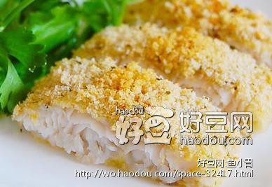 香酥烤鱼柳做法 1、龙利鱼柳2条解冻，用纸巾吸干水分，在鱼柳的两面均匀的撒上盐和黑胡椒碎，腌制片刻 2、来准备香酥外衣需要的材料：面包粉、大蒜末、洋香菜末、橄榄油
<br />3、把它们混合均匀，橄榄油要比我上面图中的多一点，不要太干，用手可以摸到橄榄油微微的湿气。
<br />
<br />4、依序沾上面粉、蛋液、和上面步骤混合好的面包粉，俗称“过三关”，给鱼柳裹上一件外衣。烤盘锡纸上抹一层橄榄油，把鱼柳铺排在上面
<br />
<br />5、烤箱预热到200度，烤约20分钟
<br />来源:http://www.haodou.com/recipe/collect/60937