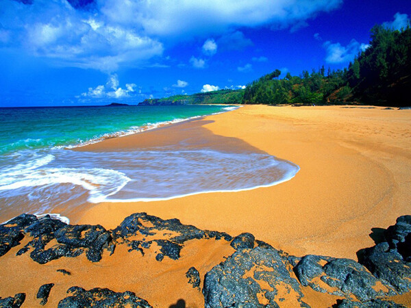 Haena Beach, Kauai, Hawaii 夏威夷：考艾岛上的海耶纳海滩是金色沙滩中的典型代表。