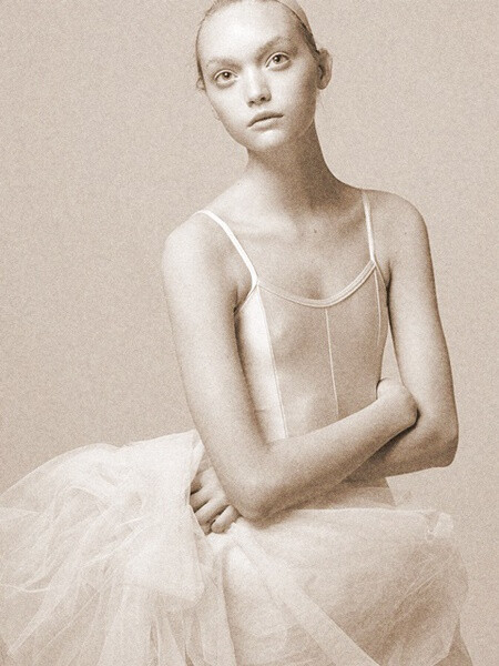 2002年，15岁的嘉玛·沃德 (Gemma Ward) 参加了澳大利亚佩斯市举办的超级模特选秀活动，虽然所有人都认为她非常可爱，可却连第一轮的初赛都没通过。但从此嘉玛·沃德 (Gemma Ward) 崭露头角，陆续成为一些著名摄影师的模特，出现在时装大片里。2003年9月嘉玛·沃德 (Gemma Ward) 与纽约著名的模特经纪公司 IMG 签了约。2004年春夏季时装周期间，嘉玛·沃德 (Gemma Ward) 成为PRADA和MIU MIU的专属模特，火得一塌糊涂。嘉玛·沃德 (Gemma Ward) 的娃娃脸也成了2005年秋冬最红、最具时代代表性的面孔之一！