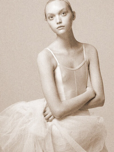 2002年，15岁的嘉玛·沃德 (Gemma Ward) 参加了澳大利亚佩斯市举办的超级模特选秀活动，虽然所有人都认为她非常可爱，可却连第一轮的初赛都没通过。但从此嘉玛·沃德 (Gemma Ward) 崭露头角，陆续成为一些著名摄影师的…