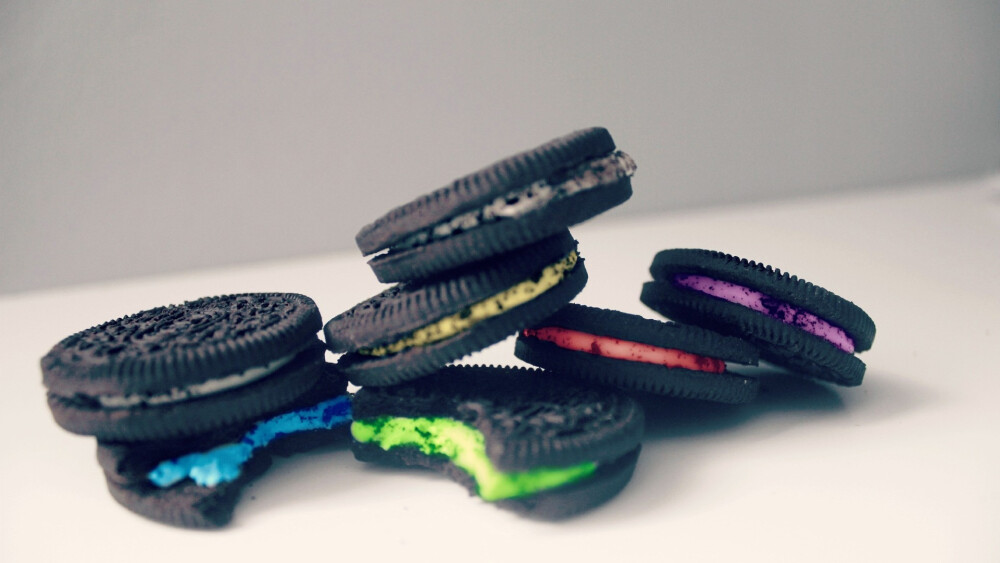 colorful food cookies Oreo cookies selective coloring grey background / 1920x1080 Wallpaper