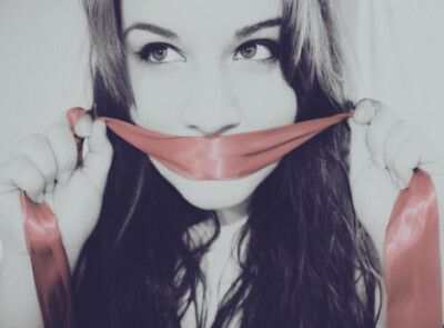 一切都明明白白，但我们仍匆匆错过。因为你相信命运，因为我怀疑生活。