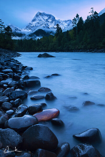 西藏波密县附近。D700，24-70，F22，2.5s，ND8中灰一片，ND8渐变一片。© 杜兮