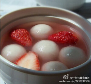 排毒养颜【草莓汤圆糖水】原料：芝麻汤圆12个、草莓6个、冰糖30克、姜一小块。做法：1、将草莓洗净，姜去皮，用刀略拍；2、大火烧至水开，放入汤圆，煮至全部汤圆浮起，捞起放入冷水中待用；3、将处理好的草莓、姜块…